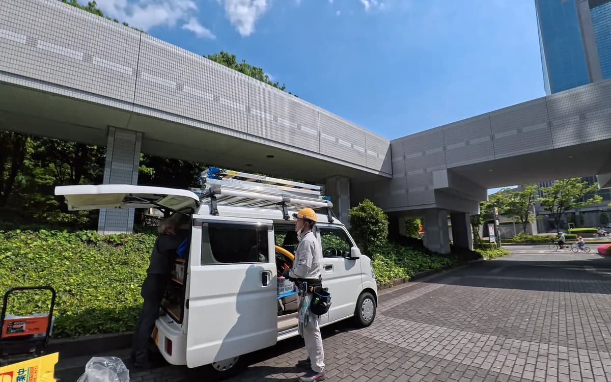 作業車のルーフキャリアと機材の積み込み（自社撮影）