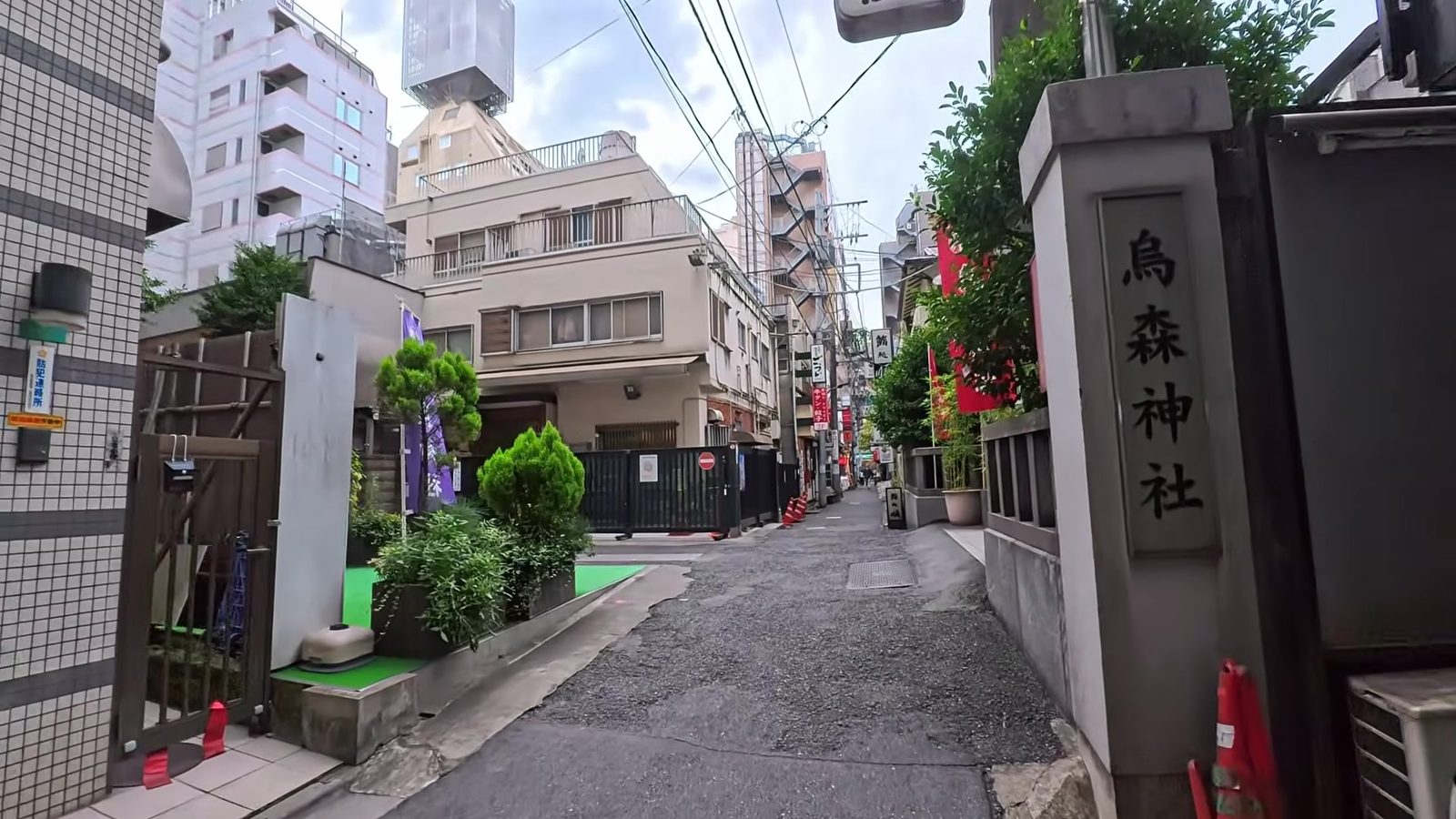 新橋の路地。右手に烏森神社と書かれた門柱
